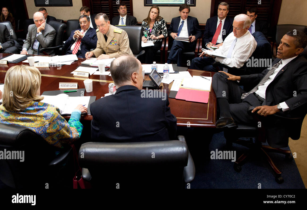 Il Presidente Usa Barack Obama incontra i membri del suo team di sicurezza nazionale per una riunione mensile sull'Afghanistan Giugno 6, 2011 in situazione stanza della Casa Bianca. Foto Stock