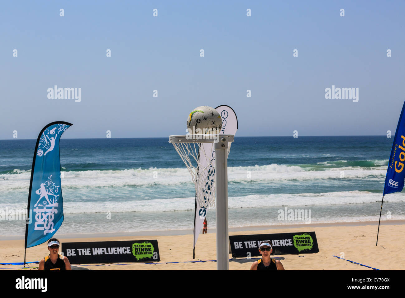 Spiaggia Netball a Surfers Paradise beach per la prima volta per questo off sparare sport dal tradizionale Netball Foto Stock