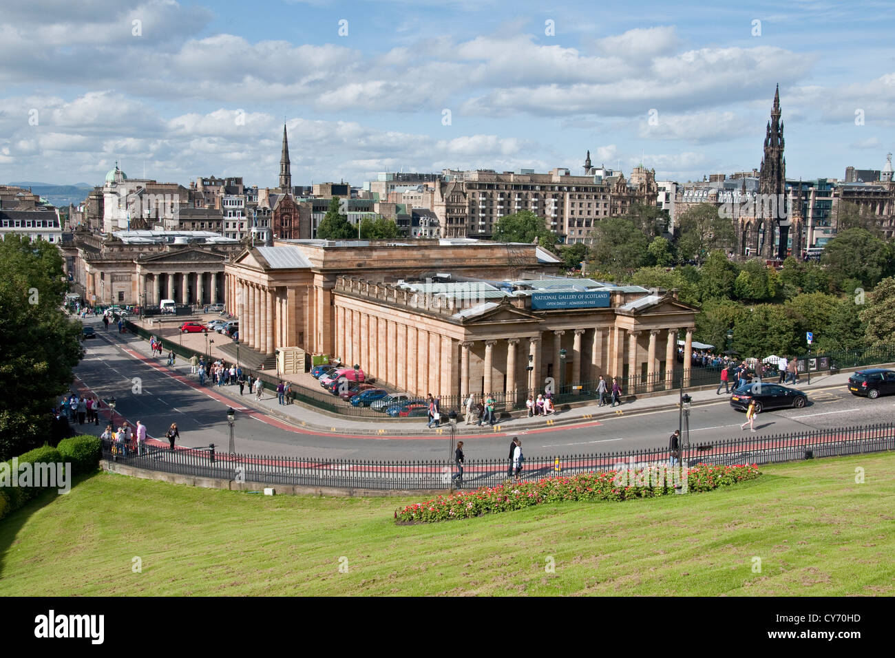 Vista su Scottish National Gallery, Walter Scott Monument e Princes Street, Edinburgh Foto Stock