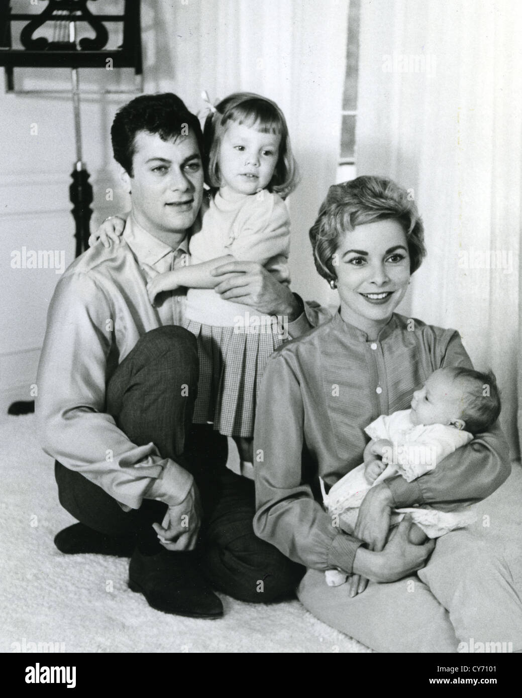 JANET LEIGH con il terzo marito Tony Curtis nel 1958 con le figlie Kelly ha lasciato e Jamie Lee Foto Stock