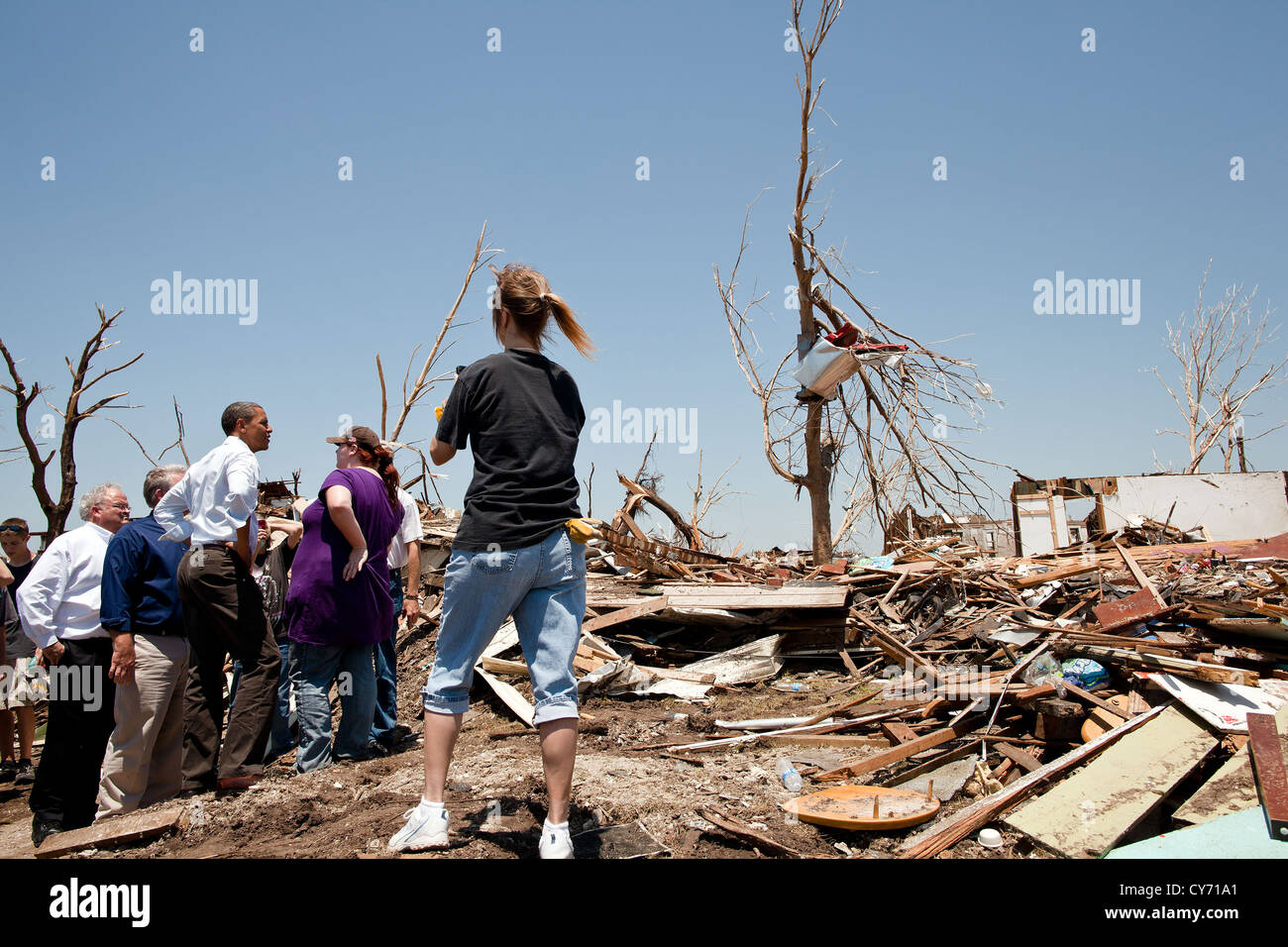 Il Presidente Usa Barack Obama parla con i residenti durante un tour di quartieri interessati dal tornado mortale Maggio 29, 2011 a Joplin, Missouri. Foto Stock