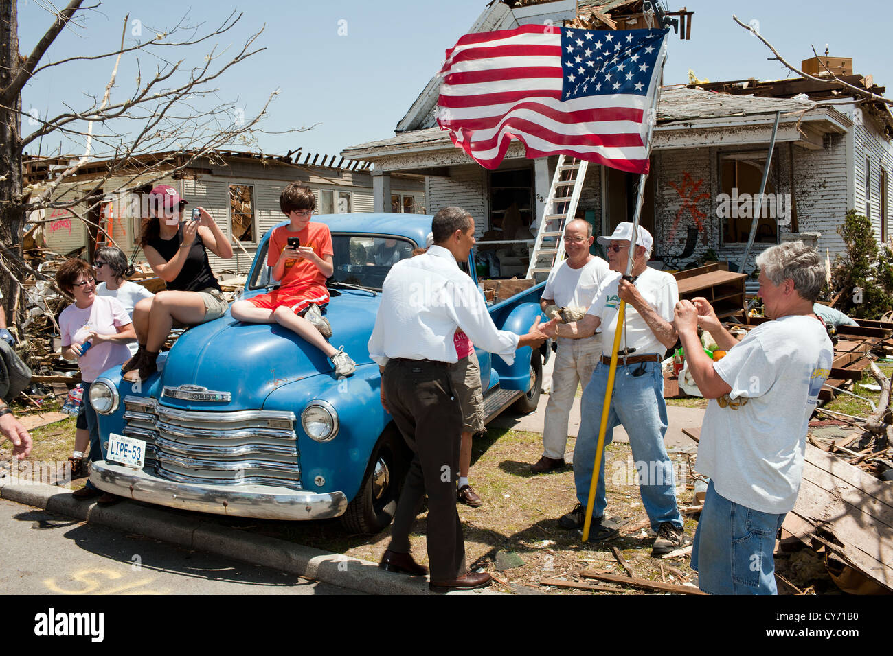 Il Presidente Usa Barack Obama saluta Hugh colline davanti a casa sua Maria 29, 2011 a Joplin, Mo., 29 maggio 2011. Colline nascosto in un armadio durante il tornado che ha distrutto il secondo piano e metà del primo piano di casa sua. Foto Stock