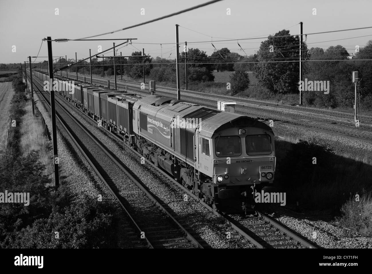 Metronet azienda di funzionamento del treno 66722 alimentate a gasolio treno merci tirando contenitori East Coast Main Line Railway Peterborough Foto Stock