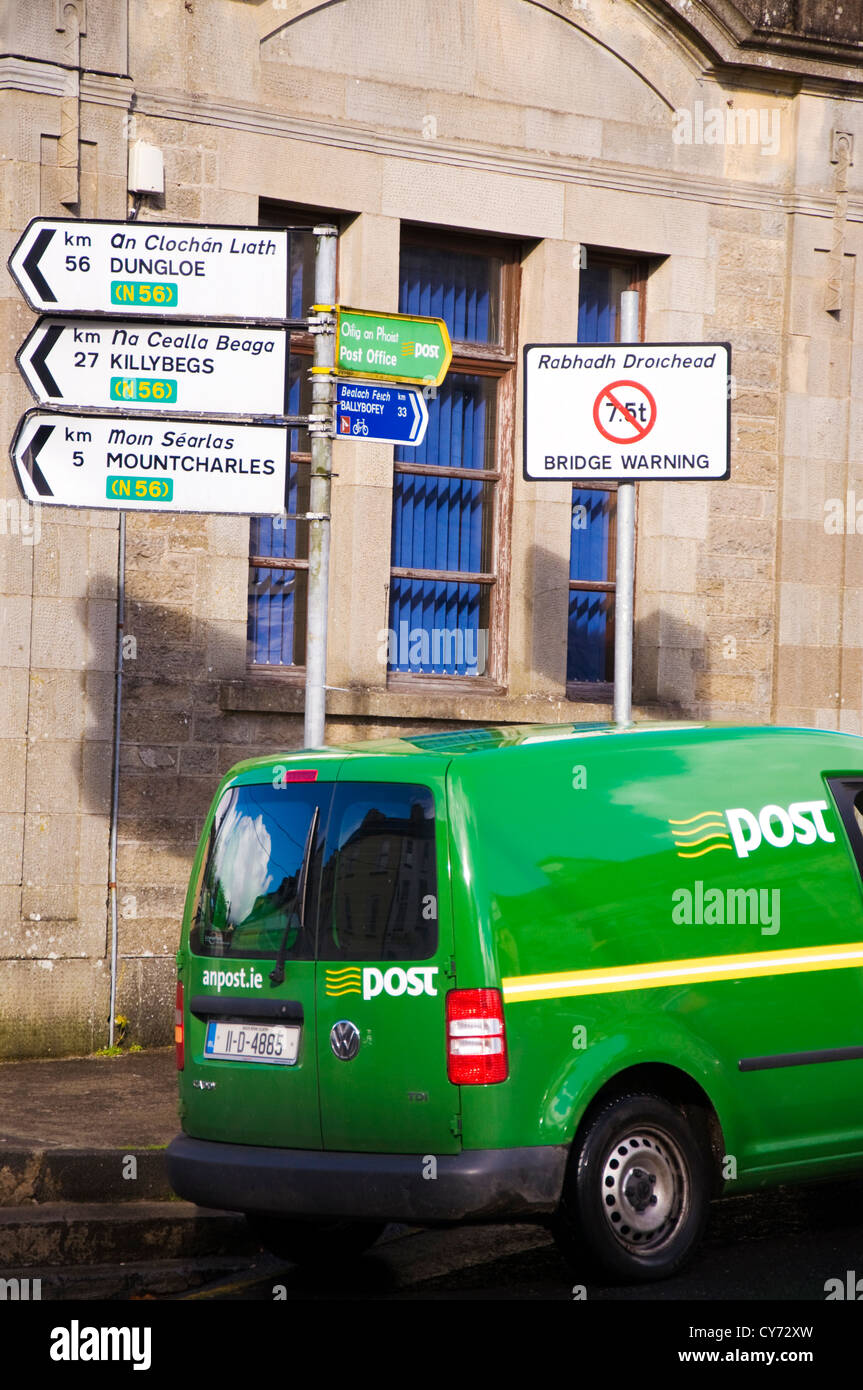 Irlandese un Post van e il gaelico irlandese segni di lingua Foto Stock