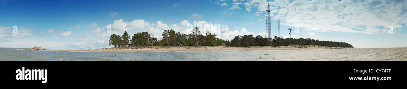 Cape Kolka, che separa il golfo di Riga dal Mar Baltico. Vista dal mare. Isola con stazione radar Foto Stock