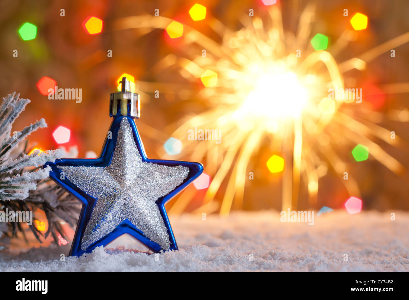 Stella di Natale sulla neve e sfondo sfocato con botti Foto Stock