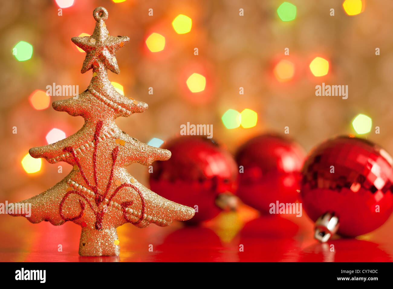 Albero di natale e baubles contro sfocato sfondo colorato Foto Stock
