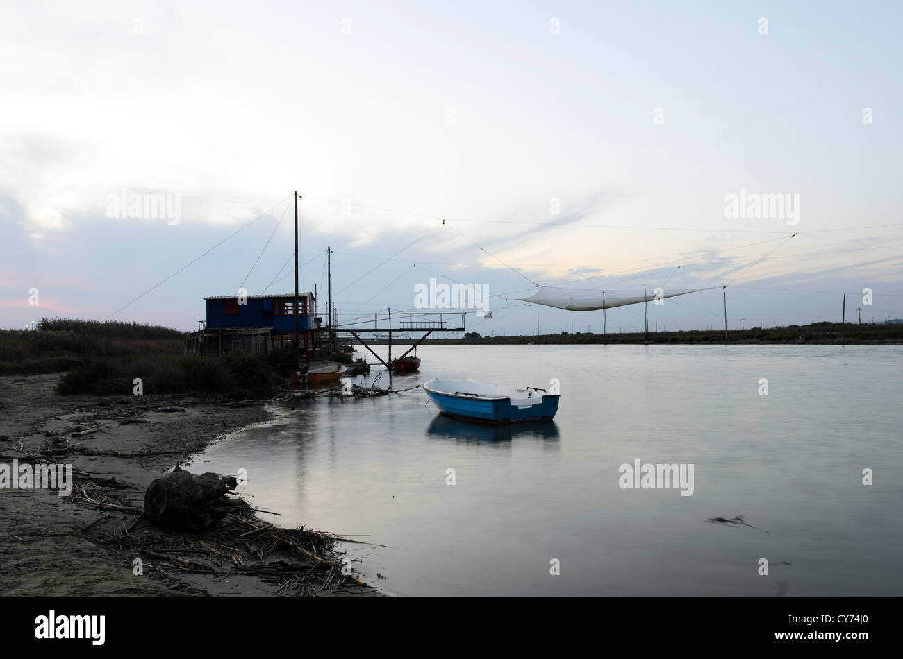 I pescatori del capanno al tramonto vicino al fiume Cornia - Piombino, Italia Foto Stock