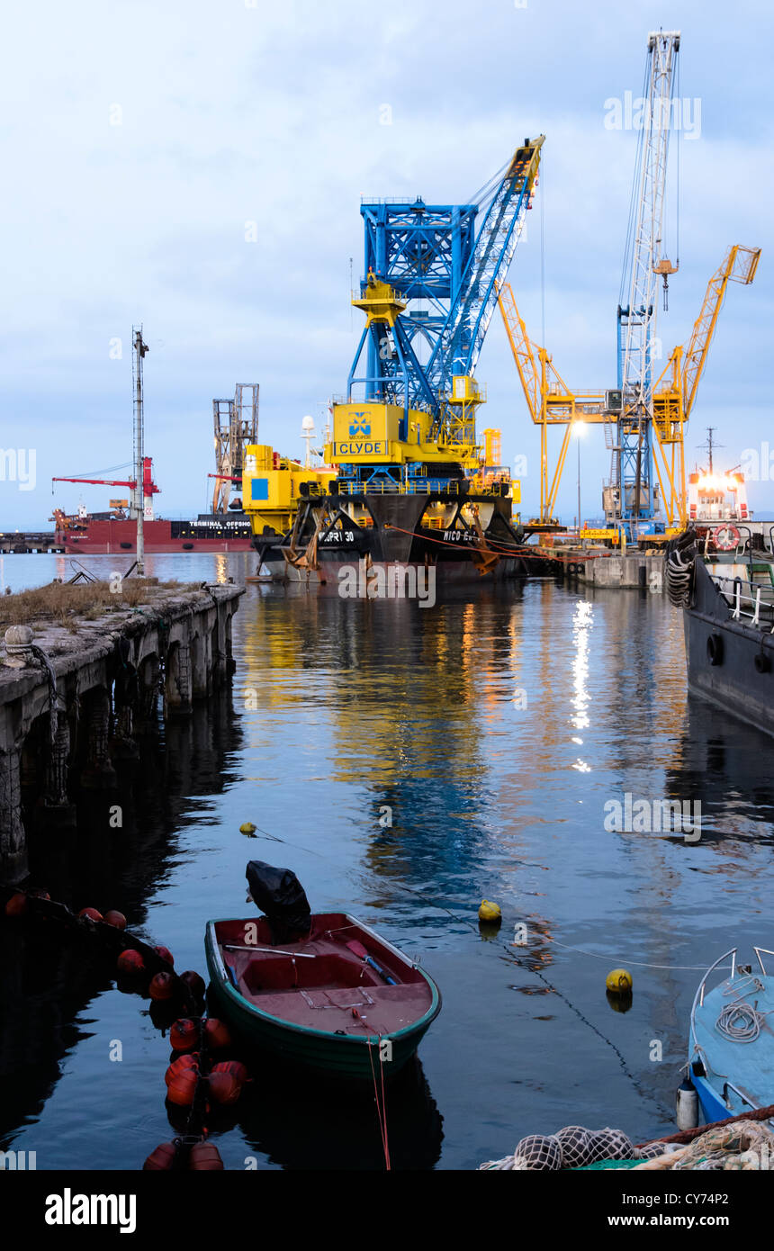 Il porto di Piombino da notte - Italia Foto Stock