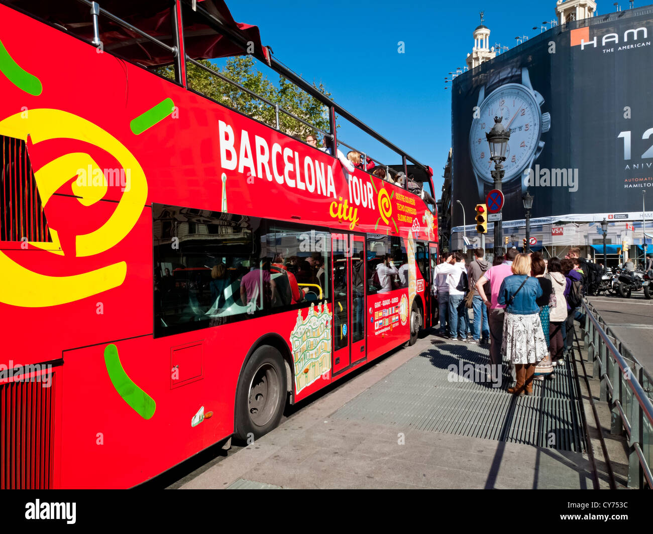 Open top tourist double decker bus panoramico utilizzato per il trasporto dei visitatori attorno al centro della città di Barcellona Catalonia Spagna Foto Stock