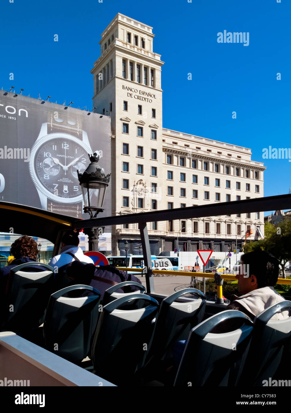 Open top bus turistici utilizzati per il trasporto dei visitatori attorno al centro della città di Barcellona Spagna Foto Stock