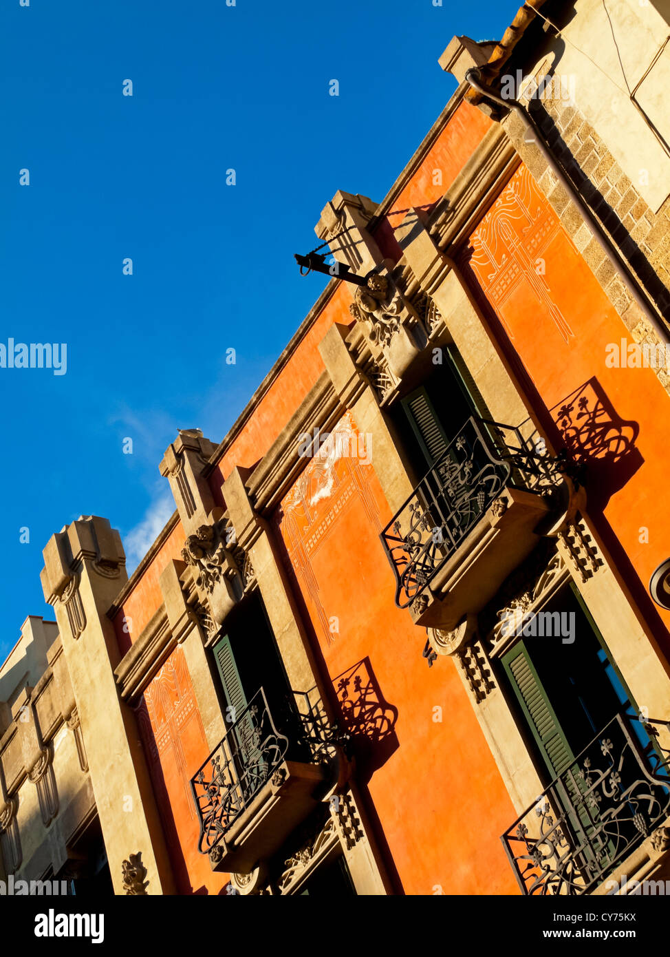 Tipico di appartamenti con balconi e persiane nel centro della città di Barcellona Spagna Foto Stock