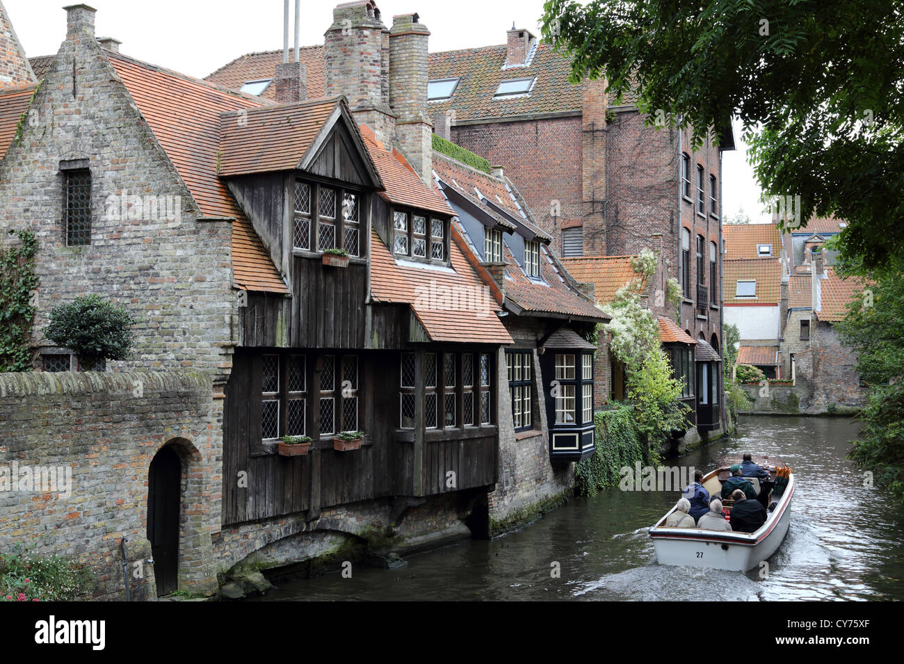 Suikerrei Canal con barca, Bruges, Flander, Belgio Foto Stock