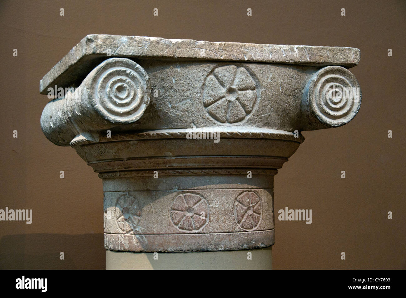 Calcare capitale votiva della Peste del IV secolo A.C. Pietra cipriota scultura greca di Cipro Grecia Foto Stock