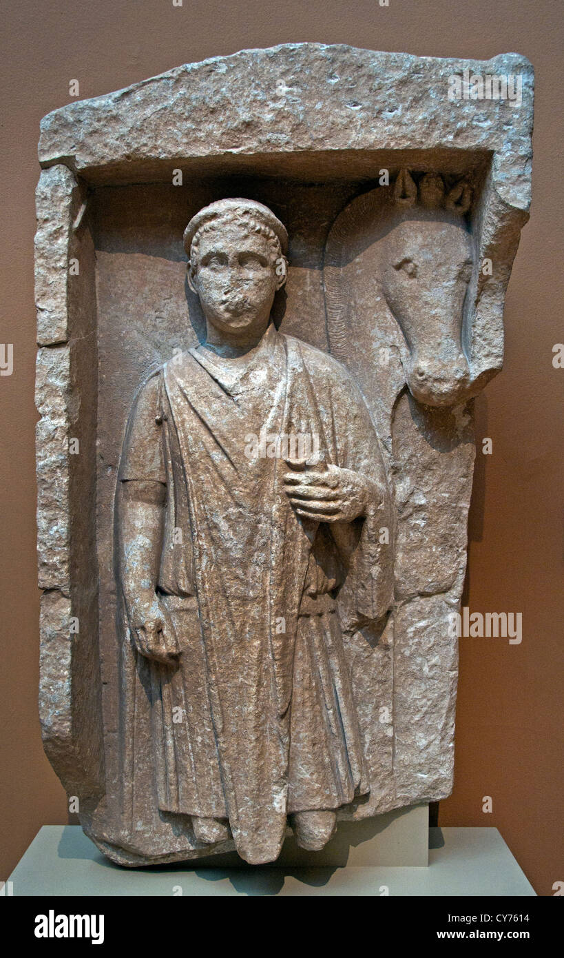 Calcare monumento funerario con una gioventù e il suo cavallo romano primo secolo d.c. cipriote greca di Cipro Grecia necropoli Idalion Foto Stock