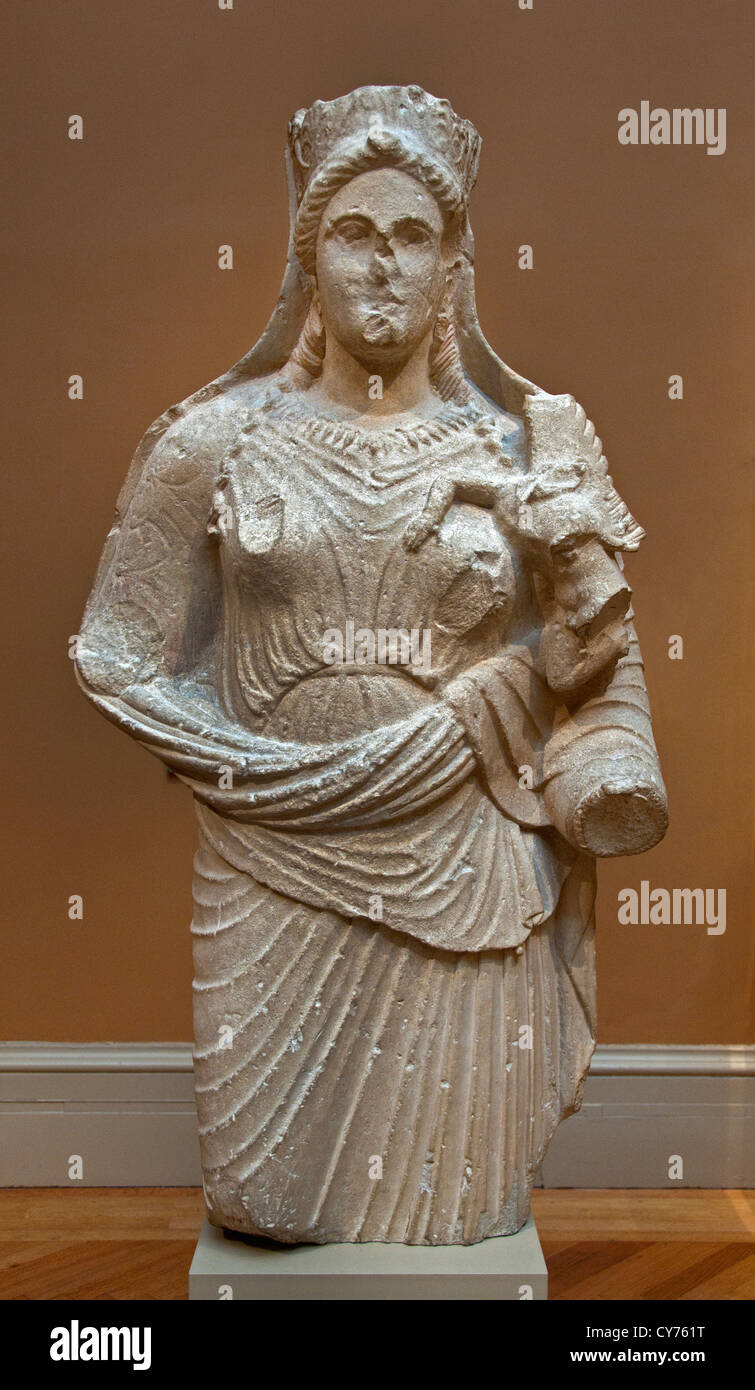 Statua di pietra calcarea di Afrodite holding Eros alato del IV secolo A.C. Cypriot 126 cm Cipro Foto Stock