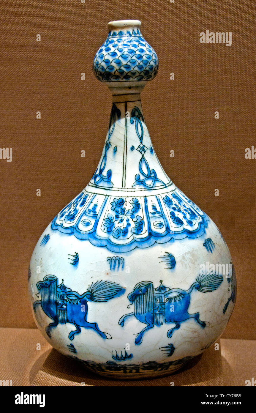 Bottiglia con esecuzione di quadrupedi xvii secolo Iran stonepaste blu smalto trasparente 31 cm Ceramic Persia iraniano arabo Persiano Foto Stock