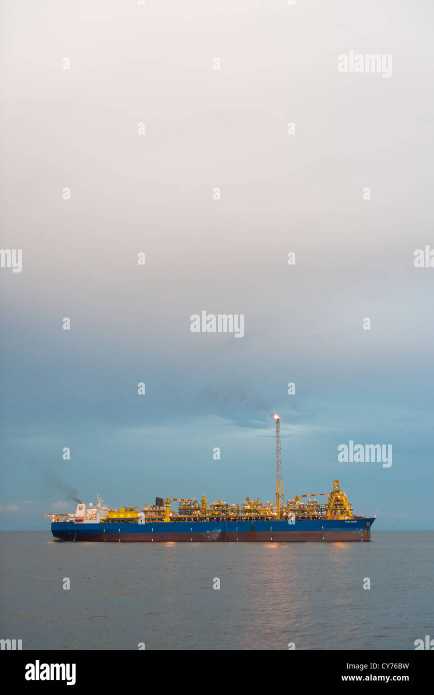 FPSO Floating Production Storage Offloading in mare in Guinea equatoriale Foto Stock