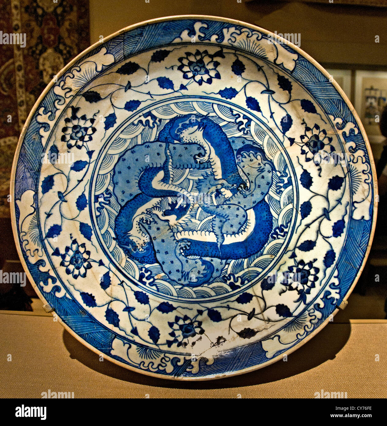 Piatto con due intrecciate Dragon ca. 1640 Geografia: Iran Kirman Stonepaste; blu sotto smalto trasparente 44cm piastra in ceramica Foto Stock