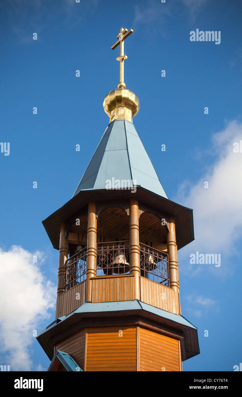 Cupola con croce di piccole casette di legno della chiesa ortodossa a San Pietroburgo, Russia Foto Stock