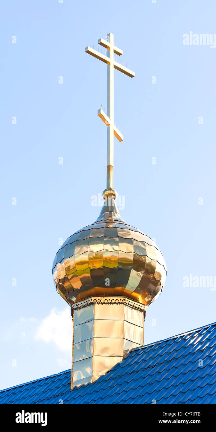 Cupola dorata con croce di piccola chiesa ortodossa a San Pietroburgo, Russia Foto Stock
