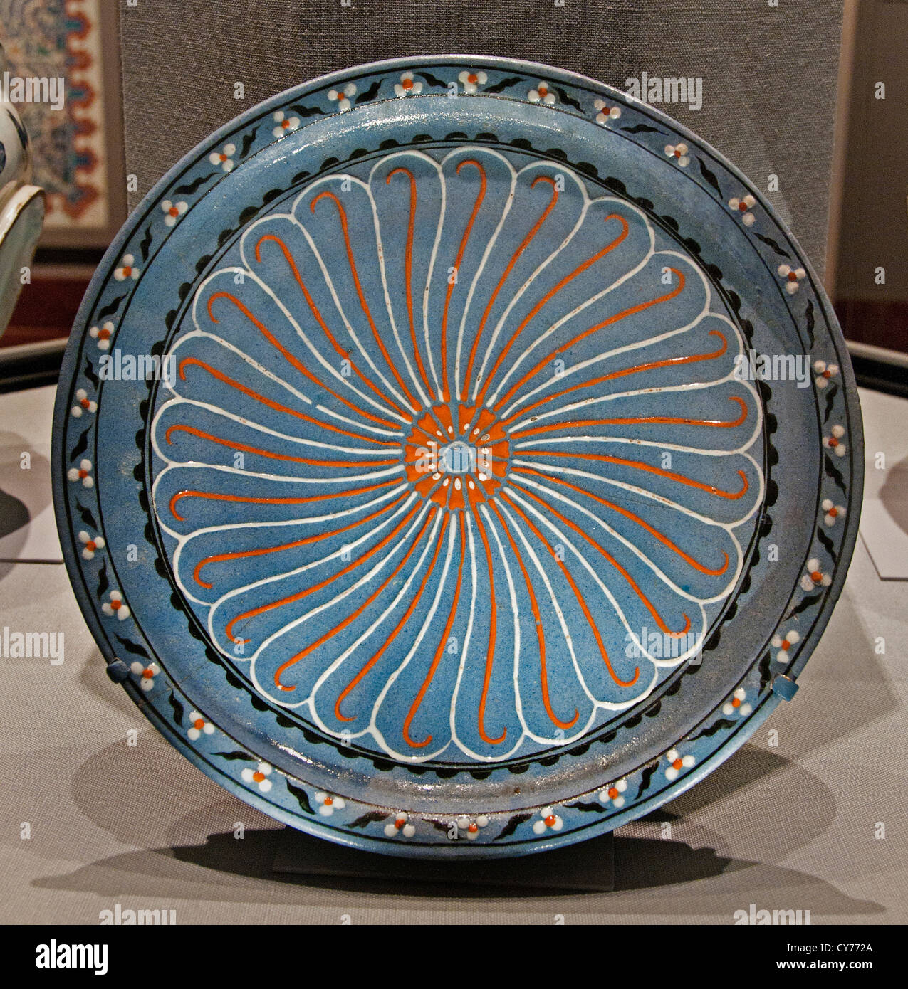 Massa blu piatto con motivi floreali design Cintaman 1570-75 Turchia Iznik Stonepaste colorati policromi di slittamento 31 cm di piastra in ceramica Foto Stock