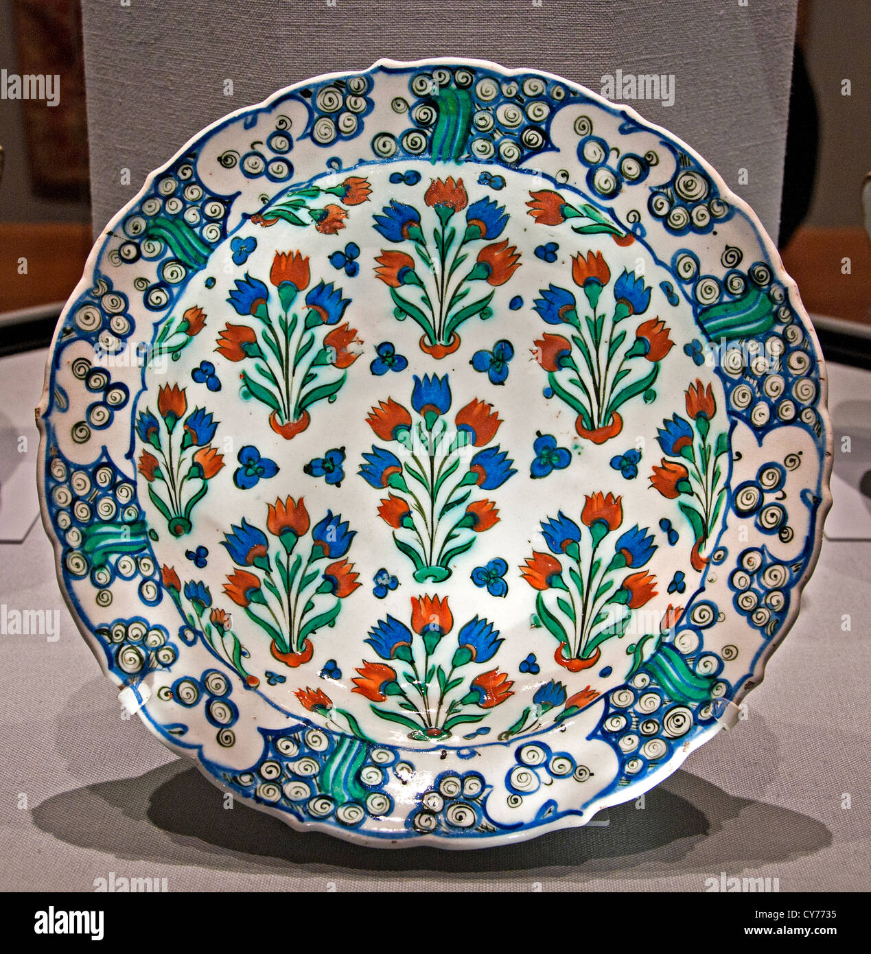 Iznik stonepaste piatto Ottomano con scala design pattern 1585 - 1590 piastra Iznik Turchia Tacchini Foto Stock