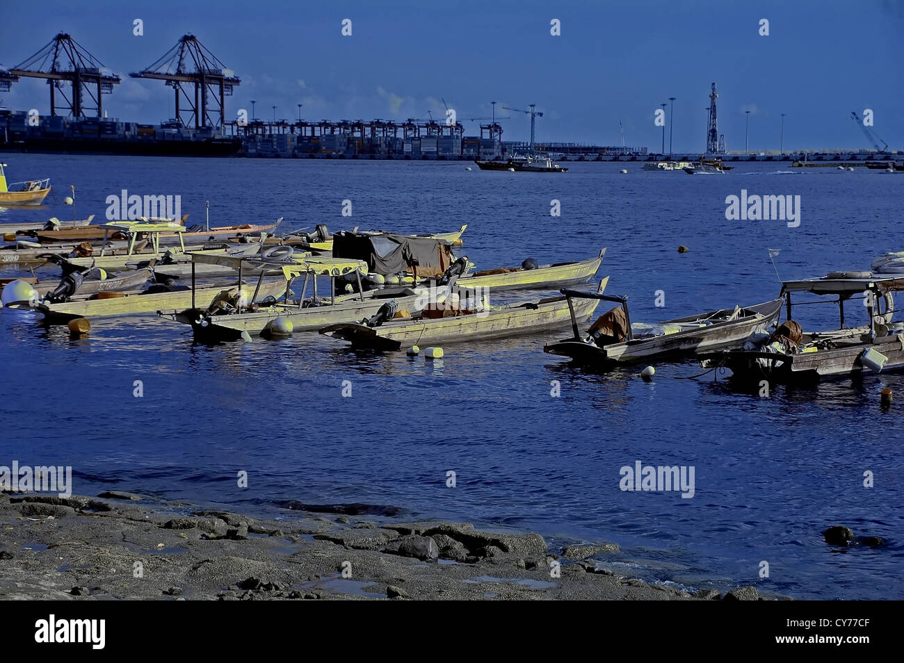 Piccole barche da pesca in mare Foto Stock