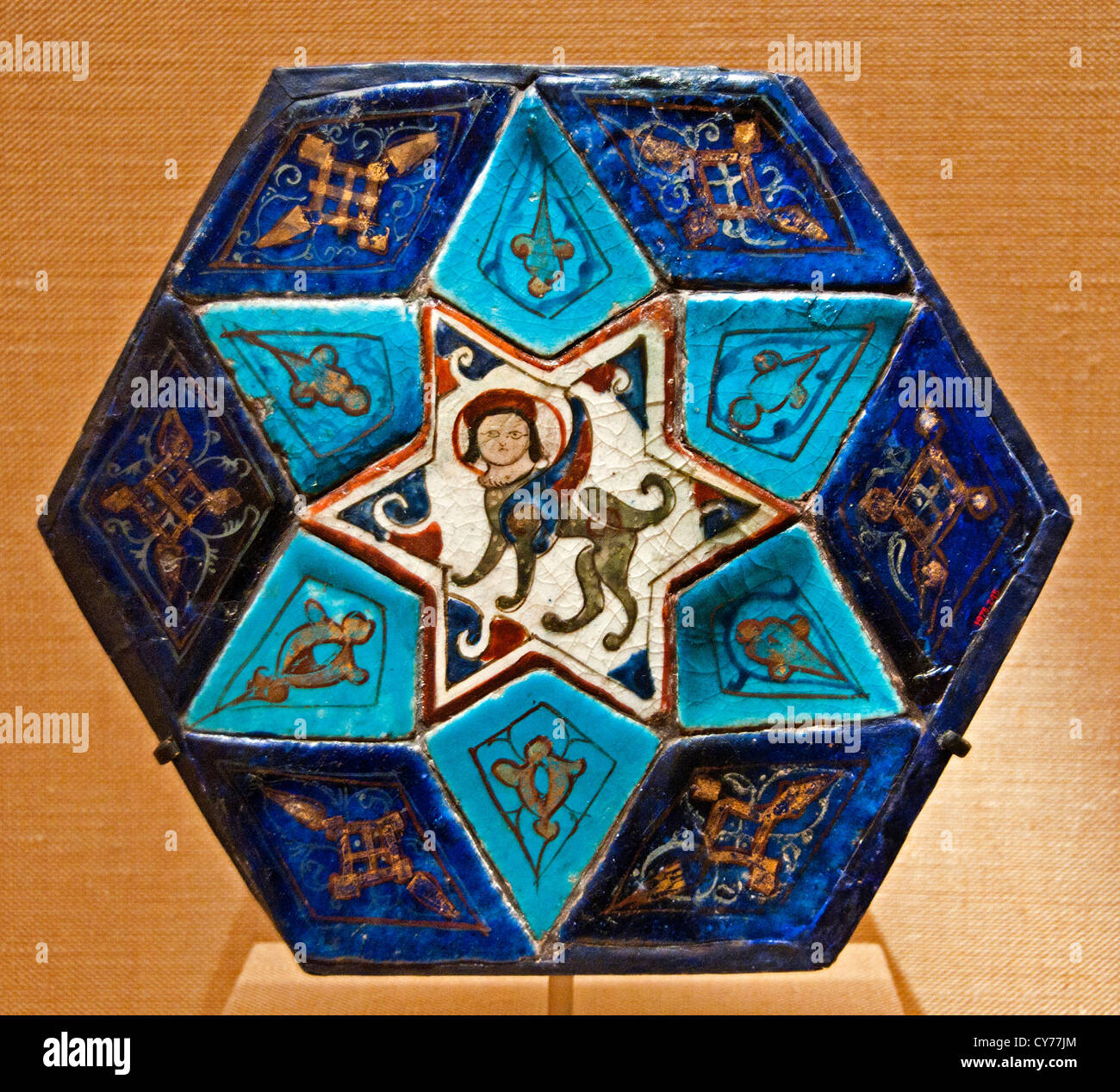 Pannello di piastrelle con Sphinx 12-13 secolo Turchia Konya Stonepaste overglaze dipinto dorare 24 cm Ceramic Anatolia Anatolia Bagno Turco Foto Stock