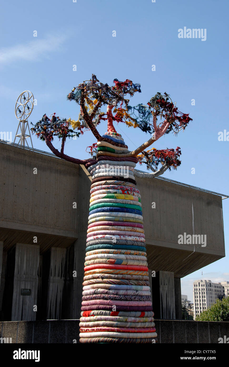 Il Pirata Technics scultura sotto il Baobab installato su Southbank come parte del Festival del mondo festivaLondon REGNO UNITO Foto Stock