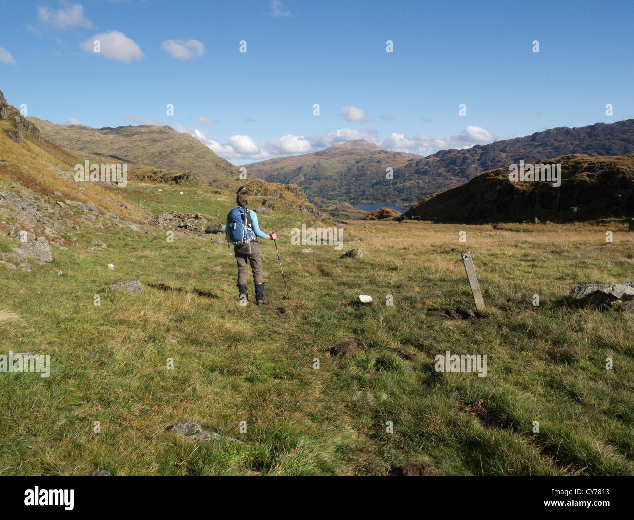 Parco Nazionale di Snowdonia nel Galles del Nord ottobre femmina walker guardando vista verso Llyn Dinas e Moel Siabod popolare area a piedi Foto Stock