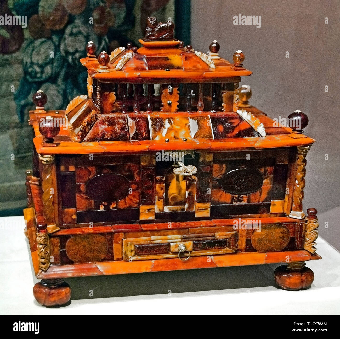 Scrigno attribuito a Michel Redlin tedesco, documentato 1688 Polacco Gdansk Amber di lamina di oro, ottone dorato di legno in raso di seta carta 30 cm Foto Stock