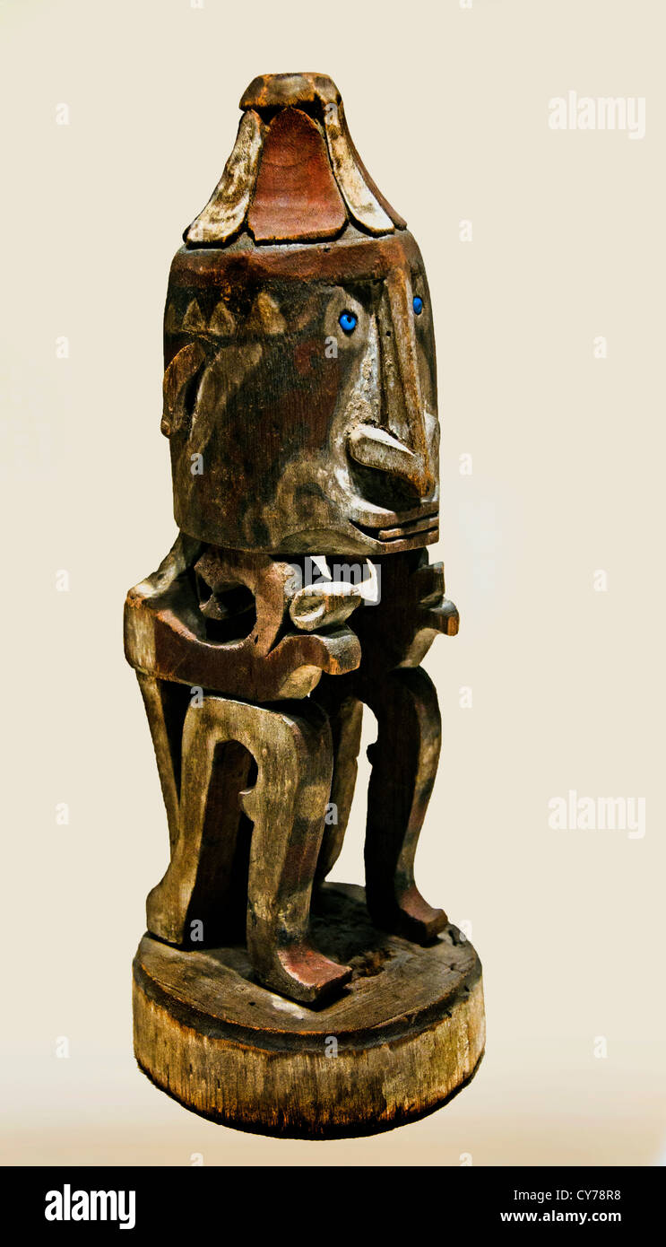 Padre figura Korwar XIX-XX secolo Indonesia Papua provincia Irian Jaya Cenderawasih Bay tinta legno perline di vetro 28 cm Foto Stock