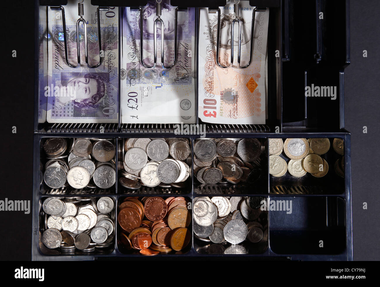 La sterlina britannica dieci e venti pound note in negozio fino a Foto Stock
