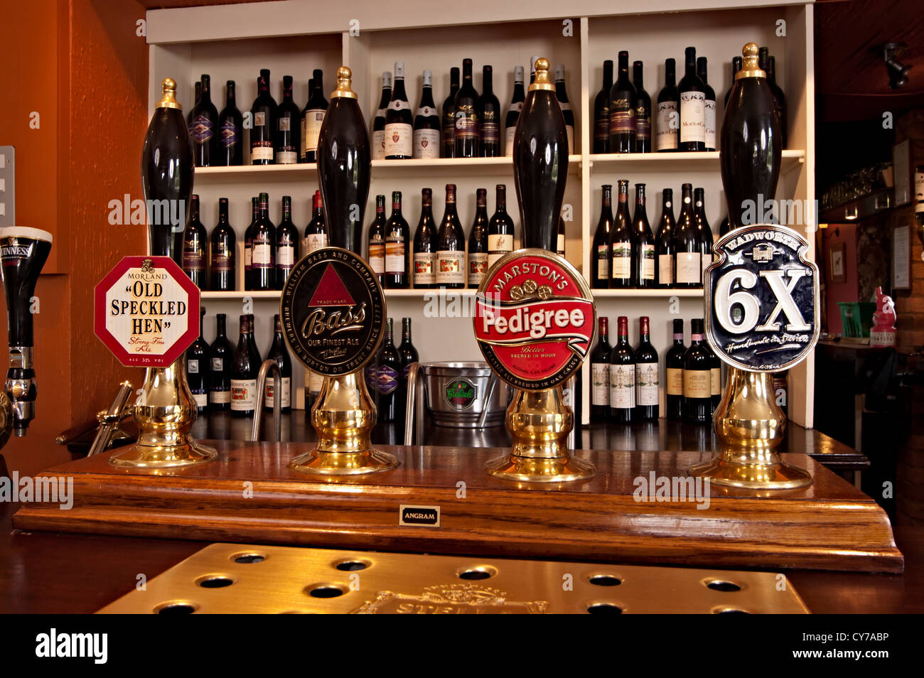 Vecchio screziato hen bass pedigree 6x pompa birra presso un bar in un pub  in Inghilterra Foto stock - Alamy