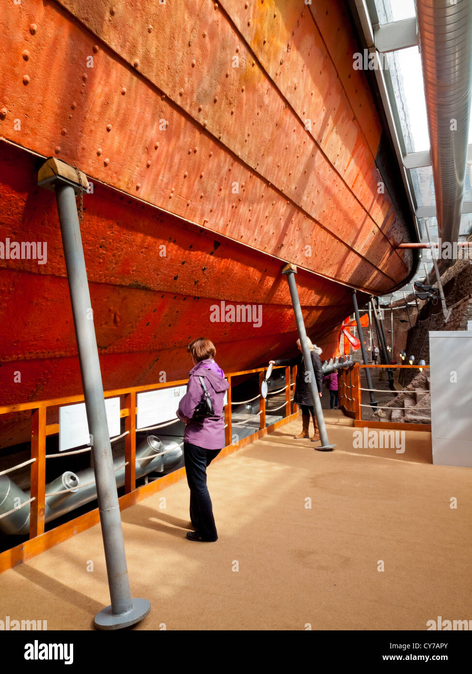 I visitatori che desiderano a scafo in ferro della SS Gran Bretagna piroscafo costruito da Brunel nel bacino di carenaggio a Bristol darsene England Regno Unito Foto Stock