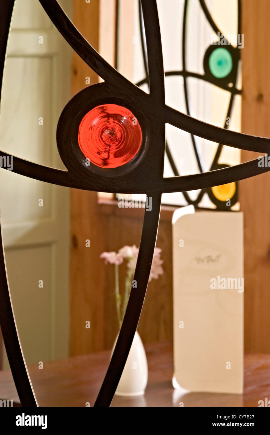 Pub la ferramenta in vetro colorato astratto interni Foto Stock