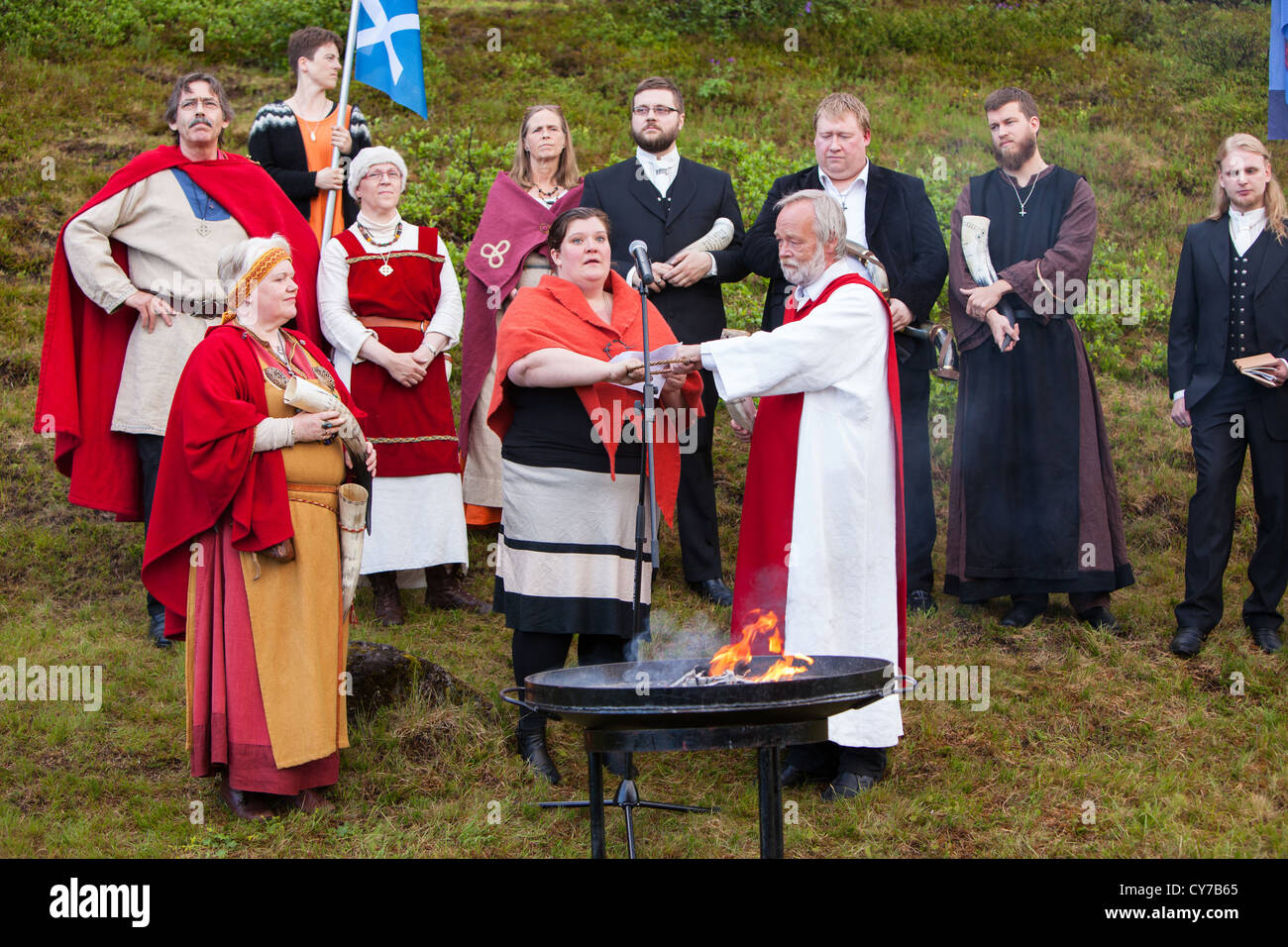 Membri della Ásatrú religione, convinzioni in norreno dèi, raccogliere a Thingvellir National Park in Islanda. Foto Stock
