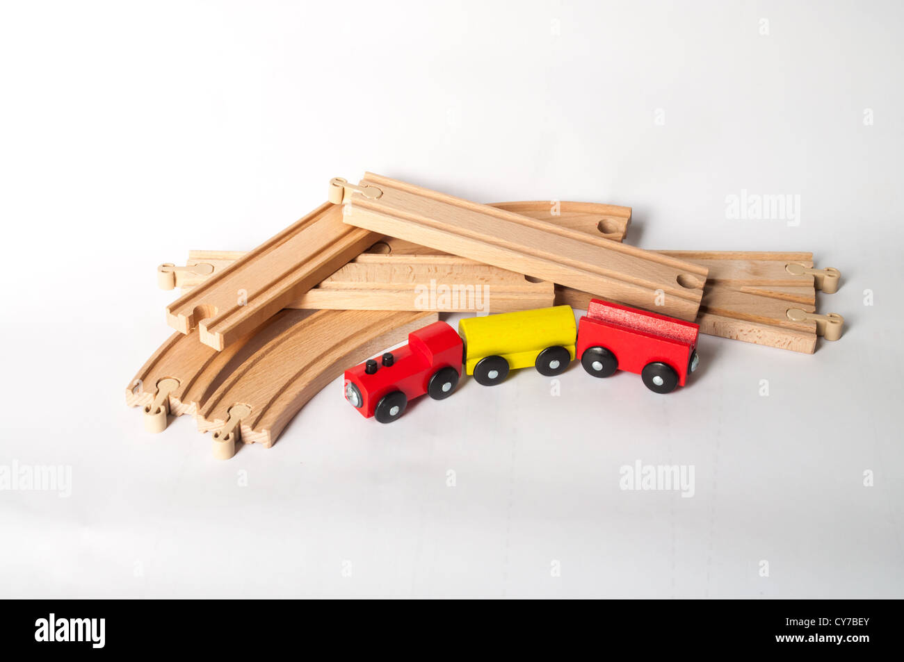 Il legno colorato treno modello giocattolo per bambini. Foto Stock