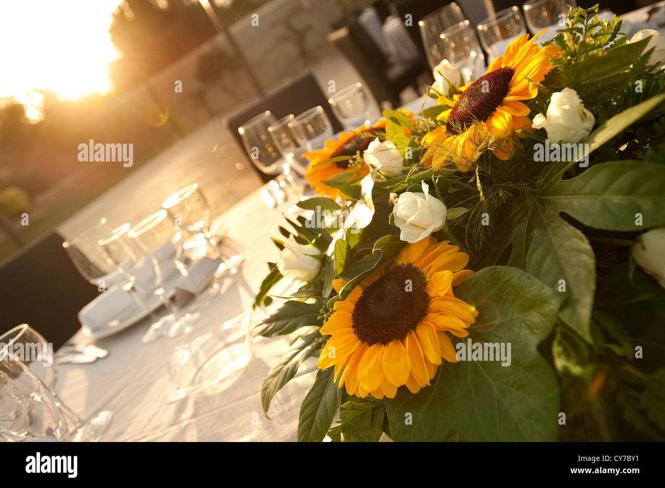 Impostazione tabella con fiori Foto Stock