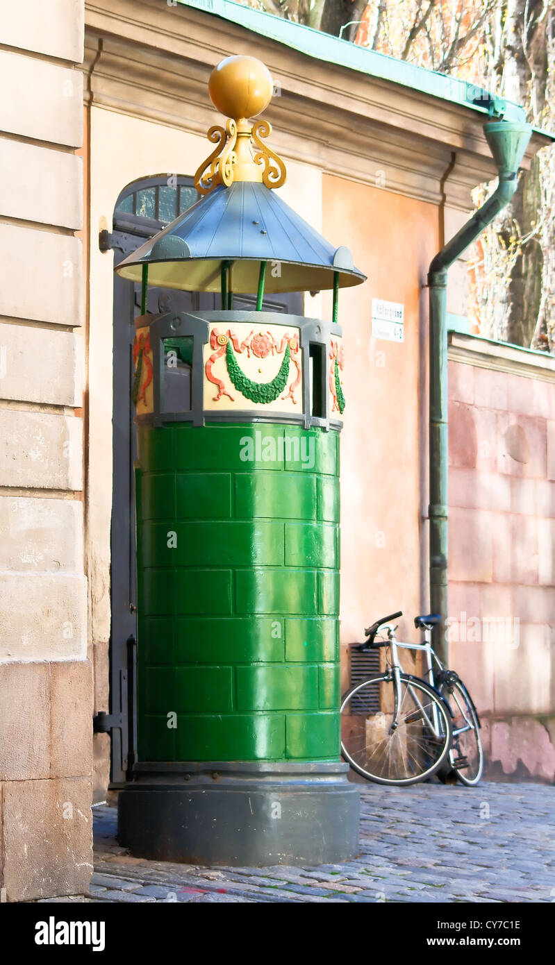 Prima cabina wc pubblico nella città vecchia vicino al Palazzo Reale di Stoccolma, Svezia. Foto Stock