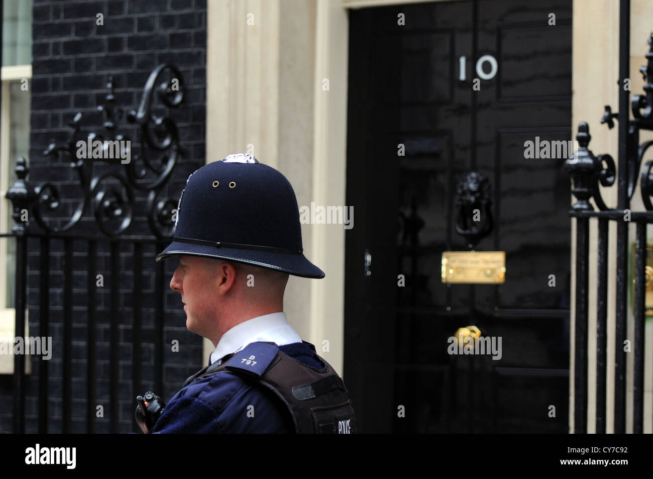 Poliziotto britannico al di fuori del numero 10 di Downing Street, Londra, Regno Unito Foto Stock