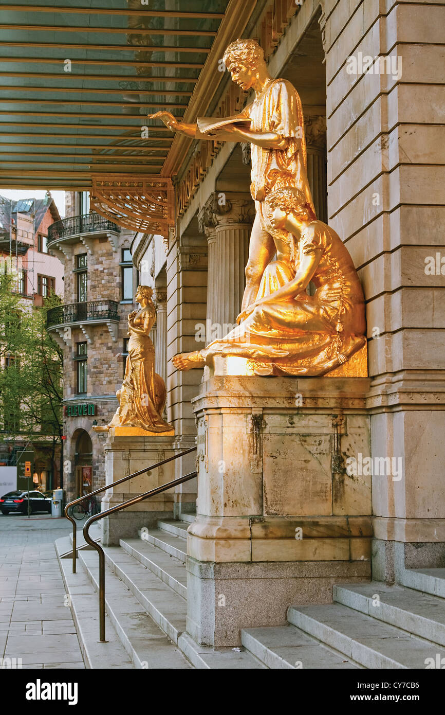 Statue dorate all'ingresso del Teatro, Stoccolma, Svezia. Foto Stock