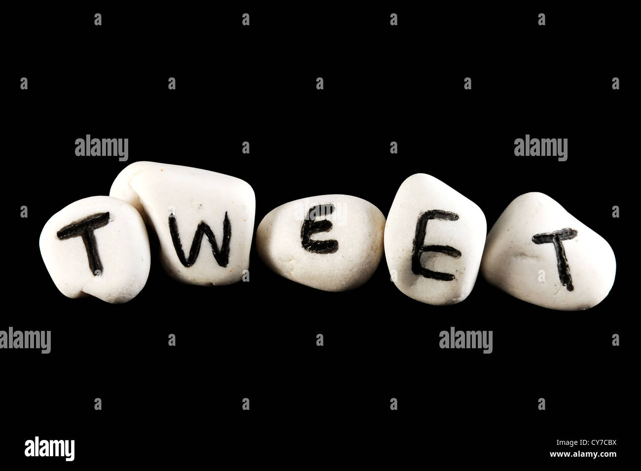 Tweet parola sul gruppo di pietre isolato su nero Foto Stock
