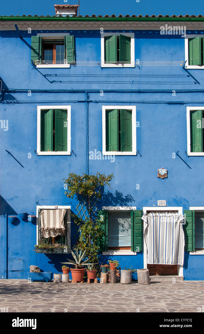 Blu brillante facciata della casa, Burano, Venezia, Veneto, Italia Foto Stock