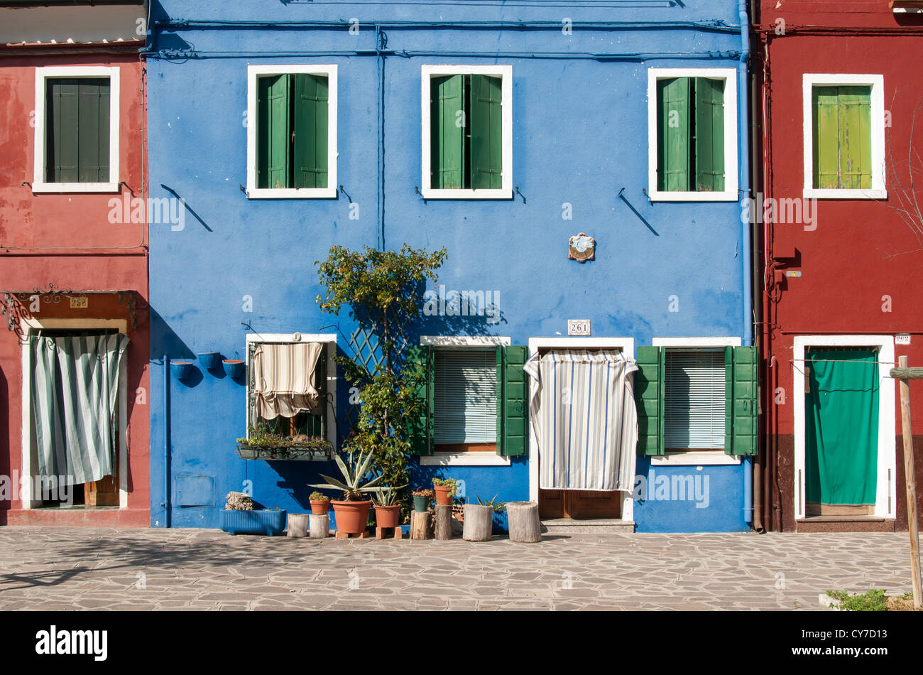 Blu brillante facciata della casa, Burano, Venezia, Veneto, Italia Foto Stock