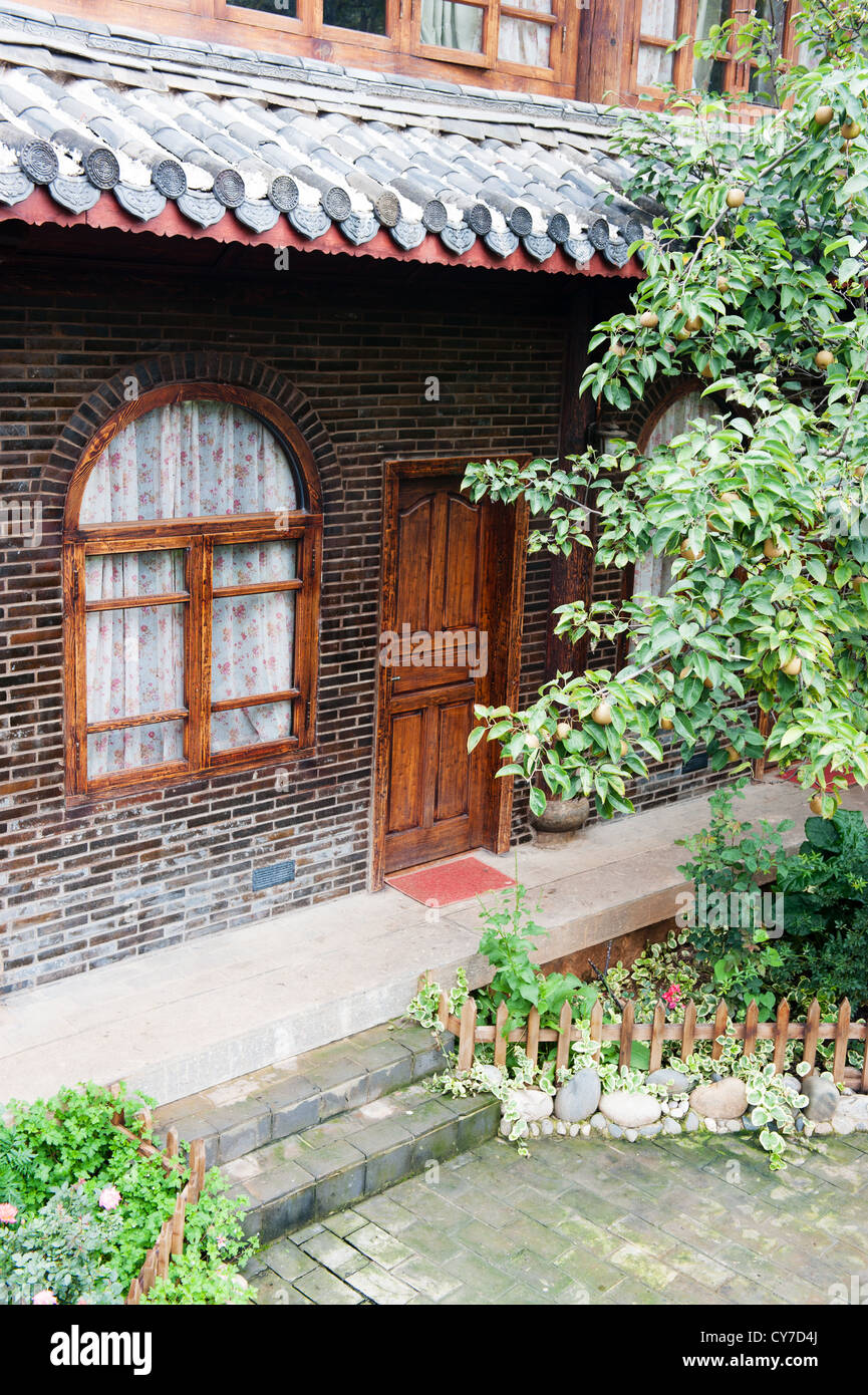 Naxi tradizionale locanda in Shuhe Città Vecchia di Lijiang, un Patrimonio Culturale Mondiale Foto Stock