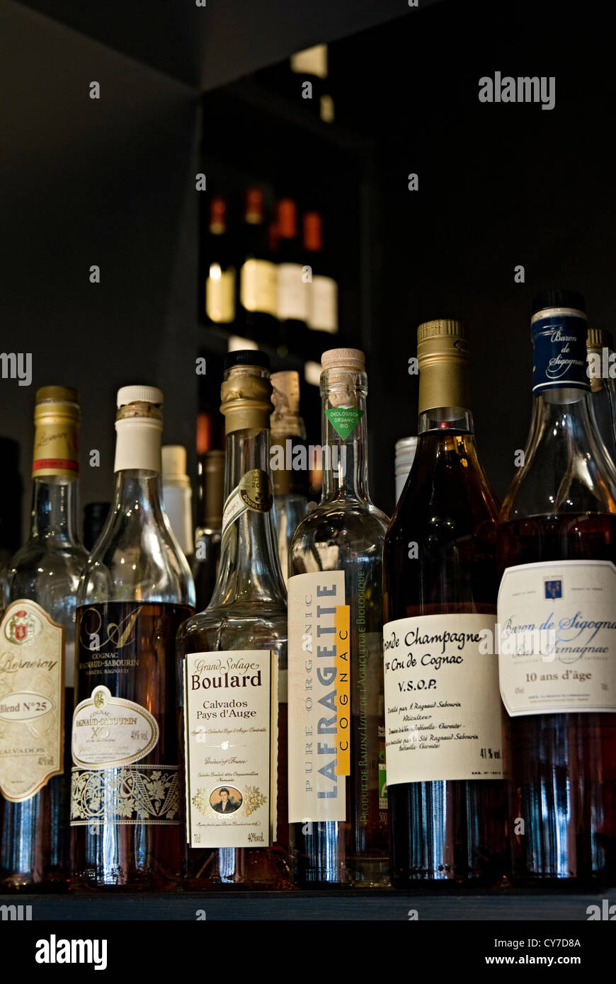 Cognac bottiglie rivestita su un ripiano pronti per essere serviti in un ristorante Foto Stock