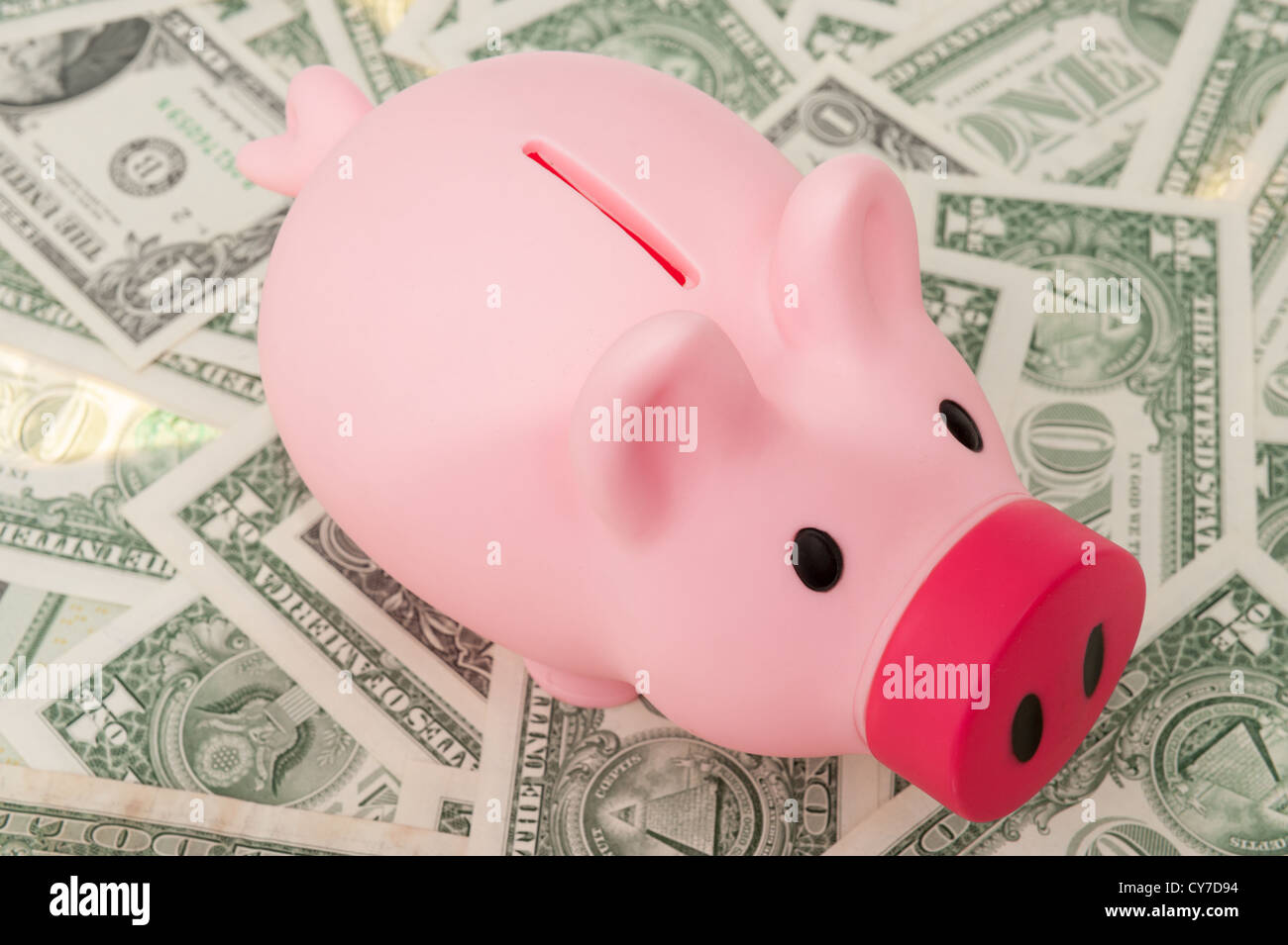 Salvadanaio sulla carta moneta dollar pila Foto Stock
