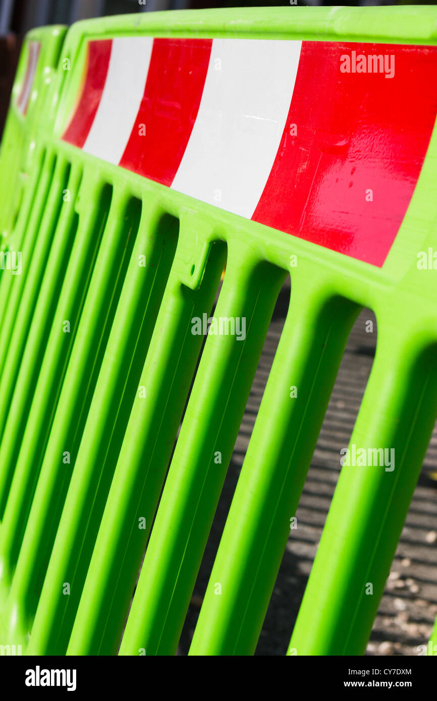 La sicurezza dei pedoni barriere installate mentre utility company lavorando sul marciapiede. Salisbury England Regno Unito Foto Stock